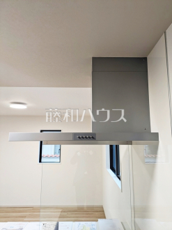 2号棟　レンジフード　【練馬区大泉学園町８丁目】　お手入れのしやすいレンジフードは見た目もスッキリしていて、料理時の油煙やニオイを効率的に外に出せます。／撮影日2026/04/04