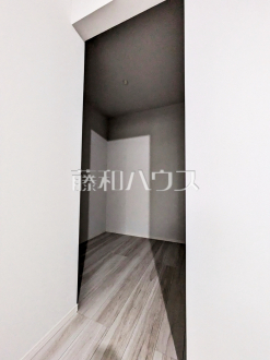 1号棟　ウォークインクローゼットがあるので、お洋服等がたくさん収納できて便利です。　【練馬区大泉学園町８丁目】／撮影日2026/04/04