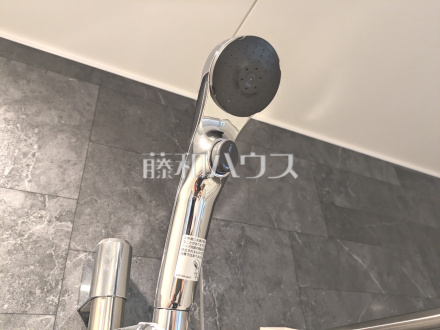 スイッチ付シャワーヘッド　【小平市花小金井５丁目】　浴室のシャワーは手元で止水ができるスイッチ付シャワーヘッドにより、さらに節水効果がアップします。／撮影日2026/10/15