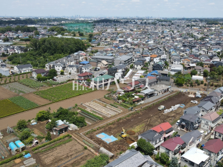 航空写真　【清瀬市野塩３丁目】
利便性と、思わず深呼吸したくなる大きな空、色彩豊かな木々。この街が育んだ豊かな情景を楽しみ過ごす時が心地よいものとなるでしょう。／撮影日2026/05/25