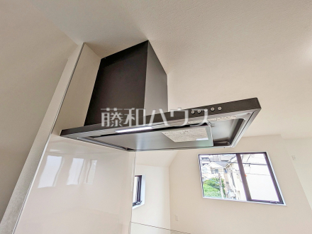 2号棟 レンジフード 【西東京市南町4丁目】 お手入れのしやすいレンジフードは見た目もスッキリしていて、料理時の油煙やニオイを効率的に外に出せます。/撮影日2026/07/06