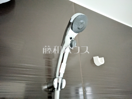 3号棟 スイッチ付シャワーヘッド 【日野市日野台2丁目】 浴室のシャワーは手元で止水ができるスイッチ付シャワーヘッドにより、さらに節水効果がアップします。/撮影日2026/10/29