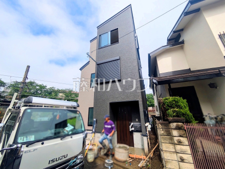 ≪現地外観≫順調に工事が進んでいます。実際の街並みの様子が段々見えて参りました。ぜひ実際に現地をご見学下さいませ。　【府中市本町２丁目】／撮影日2026/05/01