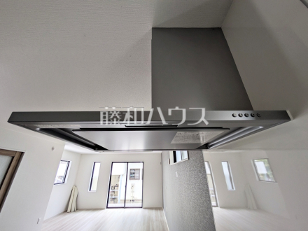 レンジフード　【日野市万願寺４丁目】　お手入れのしやすいレンジフードは見た目もスッキリしていて、料理時の油煙やニオイを効率的に外に出せます。／撮影日2026/07/18