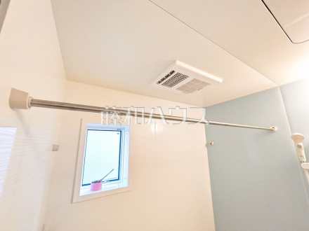 浴室乾燥機(浴室内上部) 雨の日の強い味方!浴室換気乾燥機付きユニットバスで洗濯物が乾かせます/撮影日2026/07/19