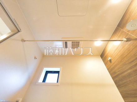 浴室乾燥機(浴室内上部)　雨の日の強い味方！浴室換気乾燥機付きユニットバスで洗濯物が乾かせます／撮影日2026/06/07