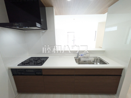 １号棟　キッチン　【宜野湾市野嵩４丁目】 使いやすくスタイリッシュなシステムキッチンには、毎日お使いになる方の視点が存分に活かされています。 ／撮影日2026/05/14