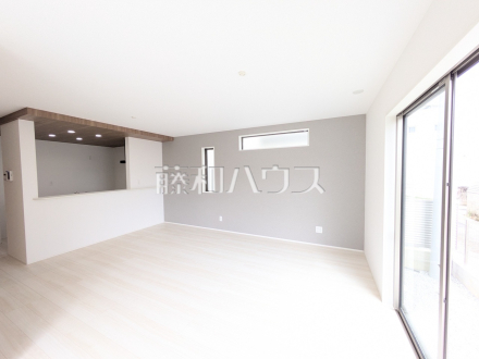 1号棟　リビング　【宜野湾市野嵩４丁目】 たっぷりの日差しや心地良い風が入る、広々としたリビングが魅力 ／撮影日2026/05/14