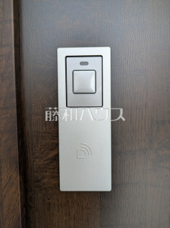 1号棟　スマートキー　【宜野湾市野嵩４丁目】　鍵をかざすだけで簡単に解錠ができ、防犯性と利便性を兼ね備えているスマートキー／撮影日2026/05/14