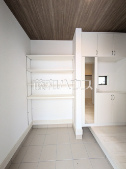 1号棟　玄関　【宜野湾市野嵩４丁目】 玄関には可動棚があり靴だけでなくお子様の外遊びのおもちゃなども収納でき、玄関をスッキリ綺麗な空間に保てます ／撮影日2026/05/14
