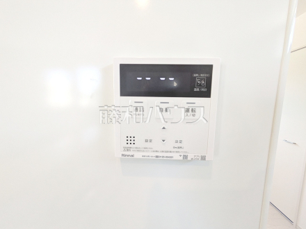 給湯器リモコン　【大野城市白木原４丁目】　自動お湯張りや追いだき機能など、充実したバスタイムをサポートする設備が整っています。温度調節もボタンひとつで簡単です。／撮影日2026/05/11