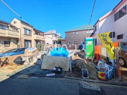 ≪現地外観≫全居室南向きの間取りで明るく、冬場でも太陽の日差しで室内ぽかぽかです！　【府中市四谷１丁目】／撮影日2026/07/10