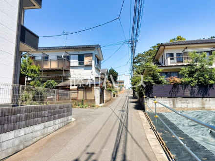 接道状況および現場風景(現況：古屋有)　【東久留米市小山２丁目】 見学はしたいけど、なかなか時間が取れない・・・そんな方に出勤前や仕事終わりにマイホームを見学できるサポートをいたします。 ／撮影日2026/05/25