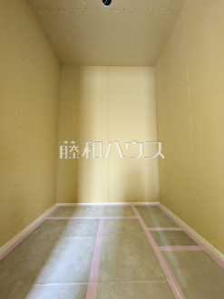 ウォークインクローゼット（施工中）　【府中市押立町５丁目】／撮影日2026/08/15