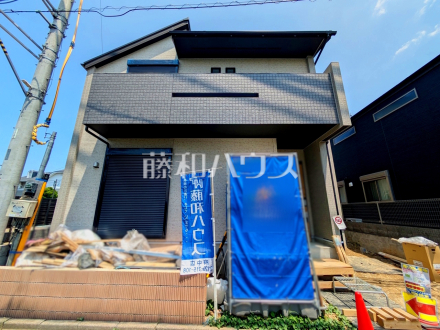 ≪現地外観≫足場がはずれて完成までもう少しです！府中市押立町5丁目に全１棟の新築分譲住宅が誕生します☆【府中市押立町５丁目】／撮影日2026/08/02