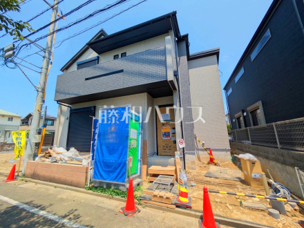 ≪現地外観≫ご家族が揃うリビングは、南からの暖かい日差しが射し込む2Fに配置しました。【府中市押立町５丁目】／撮影日2026/08/02