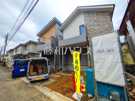 ≪現地外観≫JR南武線・武蔵野線「府中本町」駅徒歩3分！この恵まれたロケーションによる幸福感は、毎朝の通勤時にしっかりと感じられるのではないでしょうか。【府中市本町２丁目】／撮影日2026/07/03