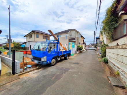 接道状況および現場風景　【東久留米市柳窪２丁目】 建物のプレゼンをさせていただきますので、実際の完成イメージを思い描いていただくことができます。お気軽にお問合せ下さい。 ／撮影日2026/09/03