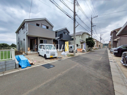 接道状況および現場風景　【清瀬市下清戸１丁目】 見学はしたいけど、なかなか時間が取れない・・・そんな方に出勤前や仕事終わりにマイホームを見学できるサポートをいたします。 ／撮影日2026/08/31