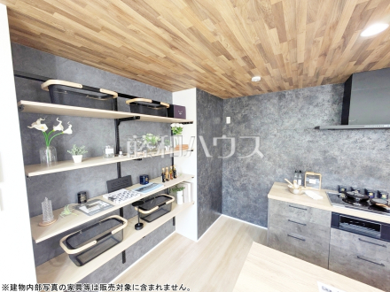 ◆モデルハウス　キッチン◆
キッチン横にある収納は食品等のストックに便利♪／撮影日2026/08/01