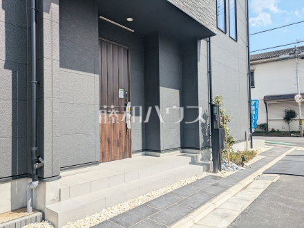 ◆モデルハウス　玄関◆
玄関はお家の顔！植栽やガーデングッズなどを利用し、お客様をお出迎えする玄関アプローチをオシャレに飾ってみてはいかがでしょうか。／撮影日2026/03/27