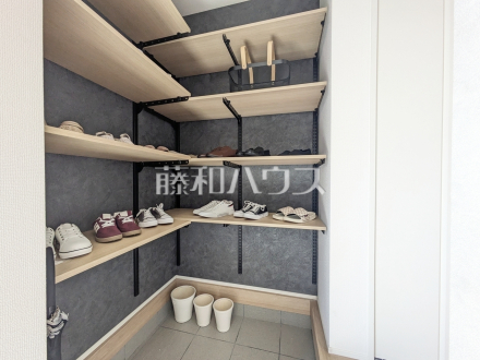 ◆モデルハウス　シューズインクローク◆
ご家族の靴はもちろん、お子様の外遊びのおもちゃなども収納できる使い勝手の良いシューズインクローク／撮影日2026/03/27
