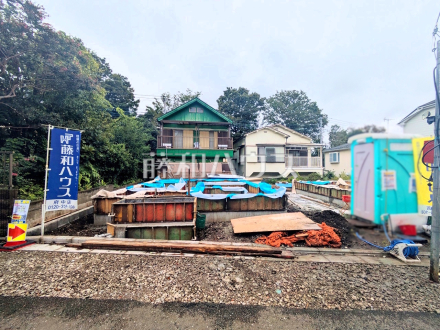 ≪1号棟 外観≫まだまだ建築中ですが、ぜひ現地をご覧になりませんか?基礎・上棟の状態は建築中にしかご覧になれません! 【府中市紅葉丘2丁目】/撮影日2026/09/11