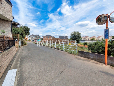 接道状況および現場風景　【東久留米市新川町１丁目】小・中学校やスーパーが徒歩10分圏内／撮影日2026/08/20
