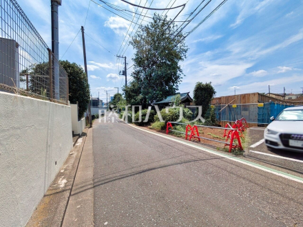 接道状況および現場風景　【東久留米市新川町１丁目】 見学はしたいけど、なかなか時間が取れない・・・そんな方に出勤前や仕事終わりにマイホームを見学できるサポートをいたします。 ／撮影日2026/08/20
