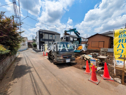接道状況および現場風景　【東久留米市小山２丁目】 建物のプレゼンをさせていただきますので、実際の完成イメージを思い描いていただくことができます。お気軽にお問合せ下さい ／撮影日2026/06/12