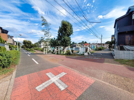接道状況および現場風景　【西東京市向台町６丁目】  ここに住む方を想像して、着々と建築しております！ ／撮影日2026/08/20