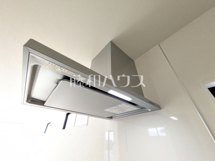 レンジフード 【武蔵村山市大南4丁目】 お手入れのしやすいレンジフードは見た目もスッキリしていて、料理時の油煙やニオイを効率的に外に出せます。/撮影日2026/10/15