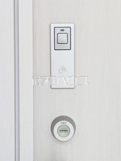 スマートキー　【那覇市具志２丁目】　玄関ドアのカードキーは非接触式のため、財布やパスケースにいれたままで施解錠できます！ ／撮影日2026/07/17