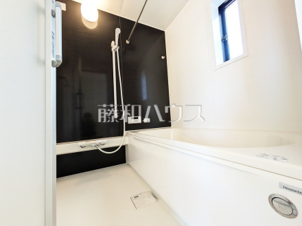 2号棟 浴室 【清瀬市下清戸4丁目】落ち着いた色合いで疲れたからだを癒す、贅沢なくつろぎ空間です。/撮影日2026/10/10