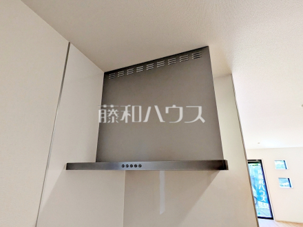 B号棟 レンジフード 【三鷹市新川4丁目】 お手入れのしやすいレンジフードは見た目もスッキリしていて、料理時の油煙やニオイを効率的に外に出せます。/撮影日2026/10/11