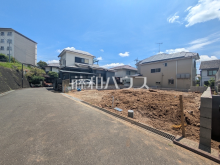 接道状況および現場風景　【日野市百草】
太陽に愛され、日当り・通風に優れた魅力的で快適さを追求した邸宅。ここに住むからこそ意味がある。そんな特別感に浸ってみませんか。　／撮影日2026/07/19