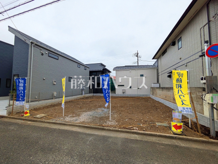 ≪現地外観≫　2台駐車可能なカースペース（車種による）は、車を置かない際には自転車を置いたり、フリースペースとしても有効活用できます。【府中市西原町４丁目】／撮影日2026/08/03