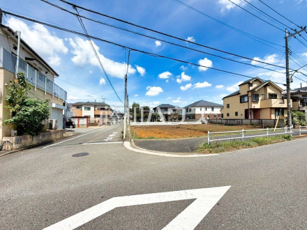 接道状況および現場風景　【東久留米市下里３丁目】 平日のご案内も可能です。まずはお気軽にお問合せ下さいませ。 ／撮影日2026/08/09
