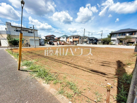 現場風景【東久留米市下里３丁目】 見学はしたいけど、なかなか時間が取れない・・・そんな方に出勤前や仕事終わりにマイホームを見学できるサポートをいたします。 ／撮影日2026/08/09
