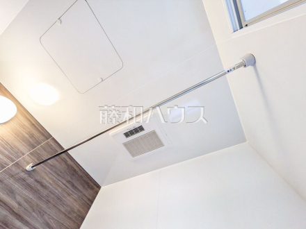浴室乾燥機(浴室内上部) 雨の日の強い味方!浴室換気乾燥機付きユニットバスで洗濯物が乾かせます/撮影日2026/10/11