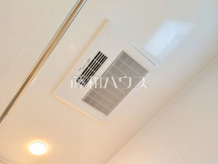 浴室乾燥機(浴室内上部)　雨の日の強い味方！浴室換気乾燥機付きユニットバスで洗濯物が乾かせます。 
／撮影日2026/09/18