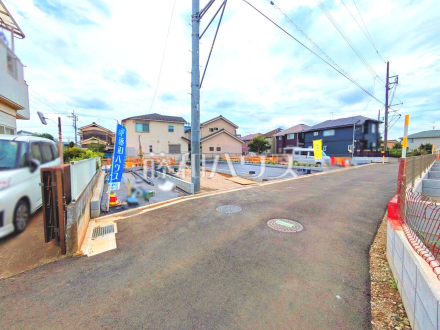 接道状況および現場風景　【東久留米市前沢１丁目】 見学はしたいけど、なかなか時間が取れない・・・そんな方に出勤前や仕事終わりにマイホームを見学できるサポートをいたします。 ／撮影日2026/09/03