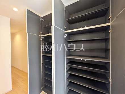 1号棟　玄関(施工中)　【世田谷区北烏山１丁目】／撮影日2026/10/11