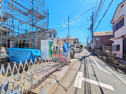 接道状況および現場風景 お探しの物件に出会うためには、早めのご確認をオススメします。未完成の今のうちにぜひお問合せをお待ちしております。 【立川市栄町5丁目】/撮影日2026/10/01
