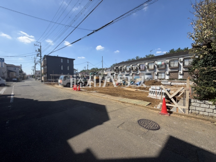 接道状況および現場風景　【東久留米市下里７丁目】 建物のプレゼンをさせていただきますので、実際の完成イメージを思い描いていただくことができます。お気軽にお問合せ下さい。 ／撮影日2026/10/10