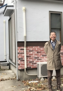 桜と遊歩道を臨む邸宅