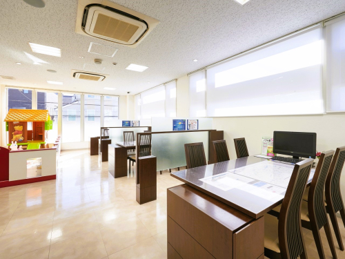 間隔をあけ、ゆったりとした空間を設けた接客スペースでございますのでプライバシーが保たれてます！