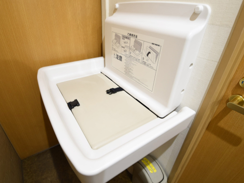 急なおむつ替えの際など、店内にオムツ台をご用意しております　ご自由にお使いください！