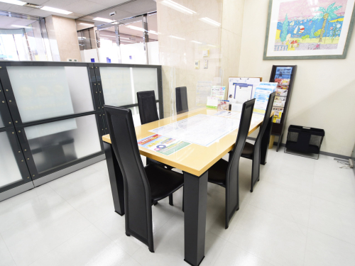 ゆったり広々としたお打ち合わせスペースは半個室のためプライバシーが保たれ、ご商談にも集中できます。