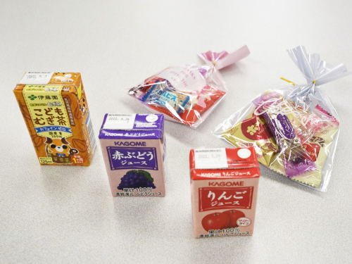 お子さま用のお飲み物やお菓子をご用意しております。お気軽にお声がけくださいませ！